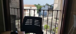 Interior deteriorado de la biblioteca de Colmenar Viejo, con ventilador y mobiliario antiguo