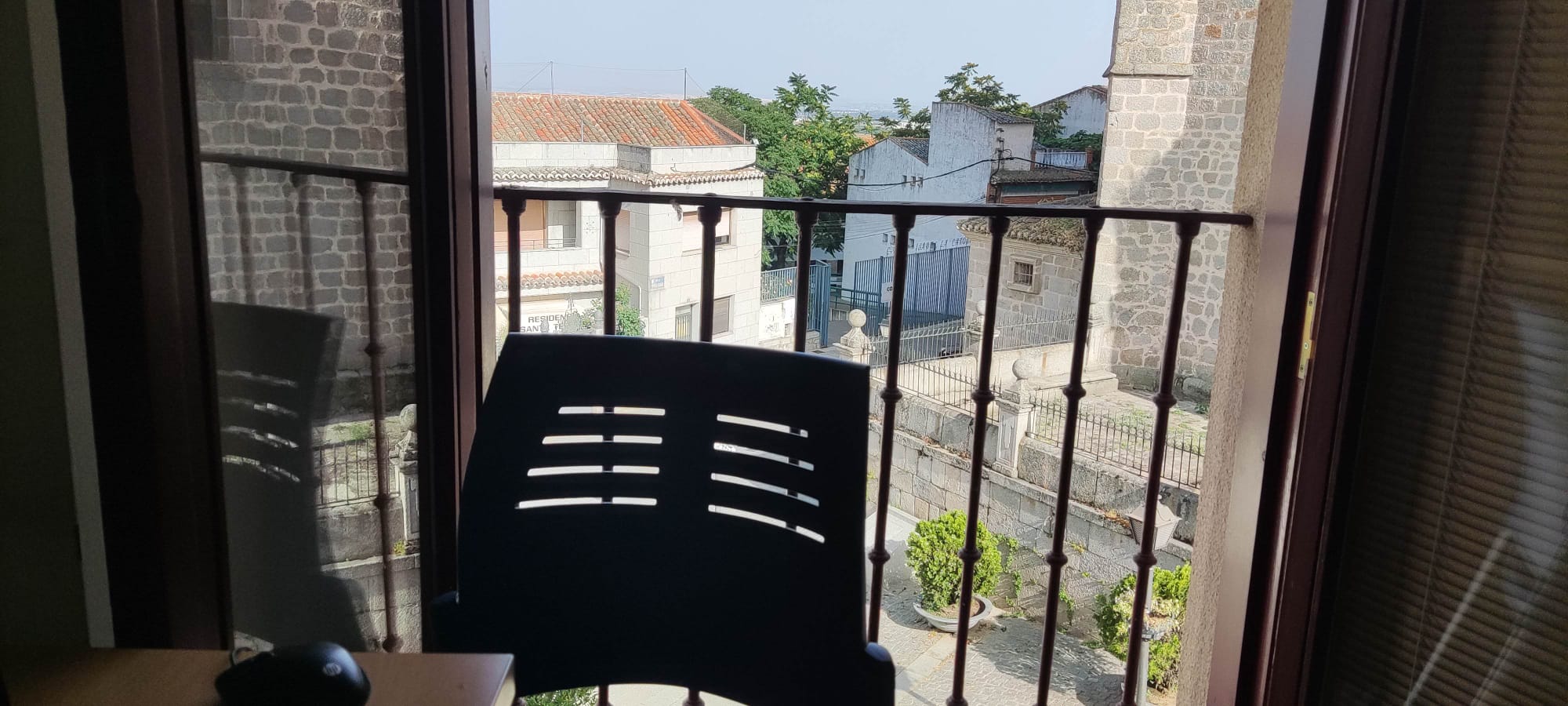 Interior deteriorado de la biblioteca de Colmenar Viejo, con ventilador y mobiliario antiguo