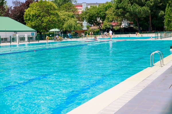 Bibliopiscina en verano en la piscina municipal