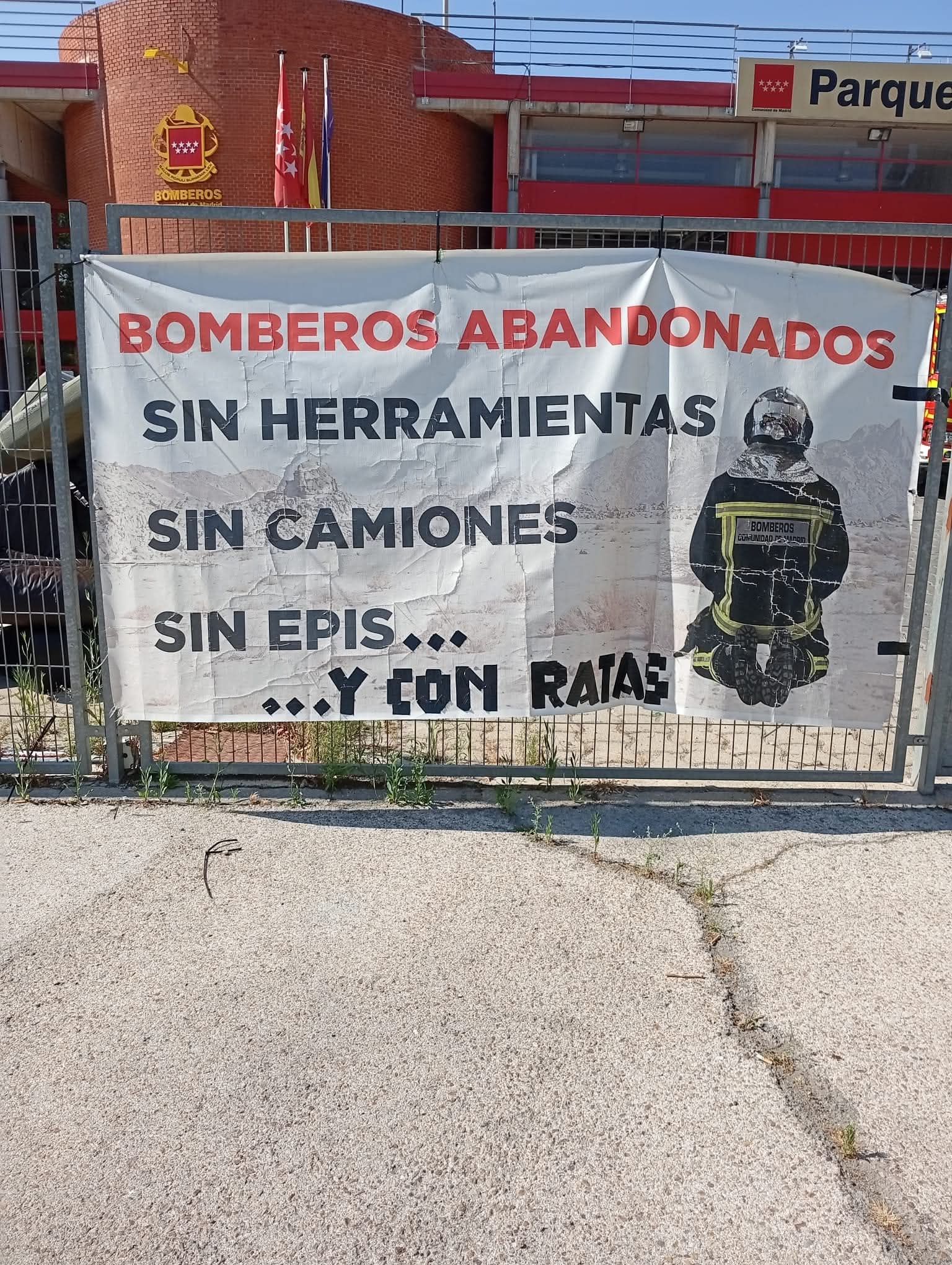 Fachada deteriorada del parque de bomberos de Tres Cantos